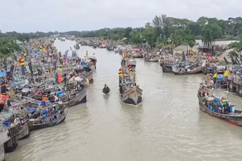 সাগরে নিম্নচাপ উপকূলে গুমোট অবস্থা