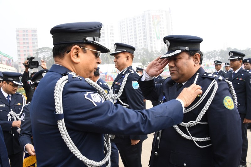 ৪৫৮ পুলিশ সদস্যকে পরানো হলো আইজি’জ ব্যাজ