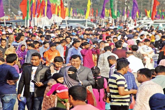 ছুটির দিনে লোকে লোকারণ্য বাণিজ্য মেলা