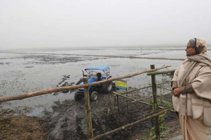 টুঙ্গিপাড়ায় পৈতৃক জমি পরিদর্শনে প্রধানমন্ত্রী