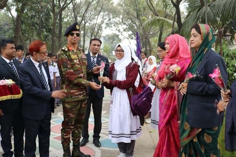 আদমজী ক্যান্টনমেন্ট কলেজে একাদশ শ্রেণির শিক্ষার্থীদের নবীন-বরণ অনুষ্ঠিত