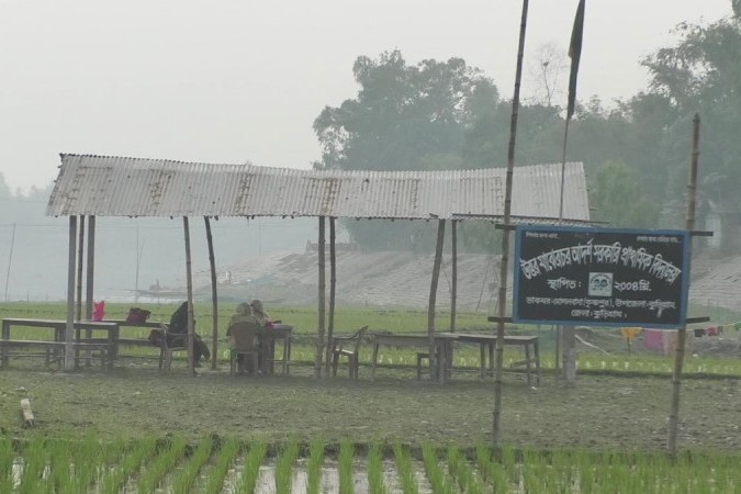 নেই দরজা-জানালা-বেড়া ও শিক্ষার্থী আছেন শুধু শিক্ষক আর সাইনবোর্ড