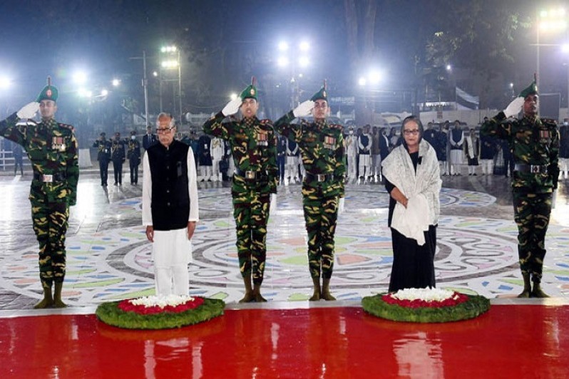 কেন্দ্রীয় শহীদ মিনারে রাষ্ট্রপতি ও প্রধানমন্ত্রীর শ্রদ্ধা নিবেদন