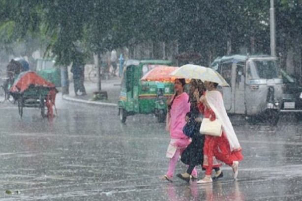 রাজধানীতে সকাল থেকে মেঘলা আকাশ হালকা বৃষ্টি