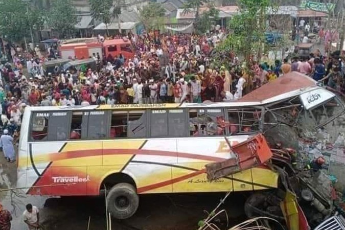 টানা ৩৩ ঘণ্টা বাস চালিয়ে ক্লান্ত ছিলেন চালক