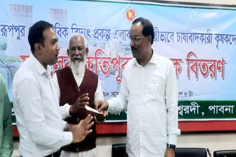 রূপপুরে বিনা শর্তে ফসলের ক্ষতিপূরণের সম্পূর্ণ টাকা পেয়ে কৃষক খুশি