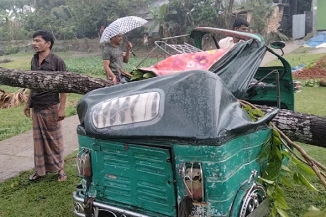 হাজীগঞ্জে কালবৈশাখীর তাণ্ডবে তছনছ ২০ বসতঘর