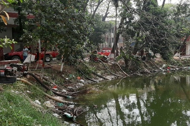 নিউ মার্কেটে আগুন : ঢাকা কলেজের পুকুর থেকে নেওয়া হচ্ছে পানি