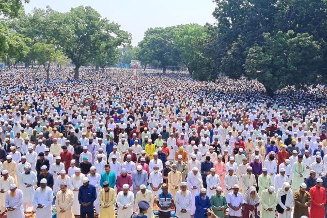 লাখো মুসল্লির অংশগ্রহণে শোলাকিয়ায় ঈদের জামাত