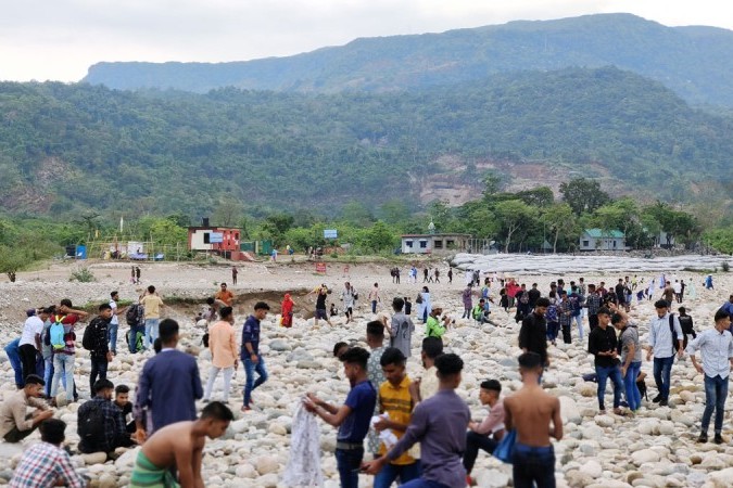 ঈদের ছুটিতে সাদাপাথরে পর্যটকদের ঢল