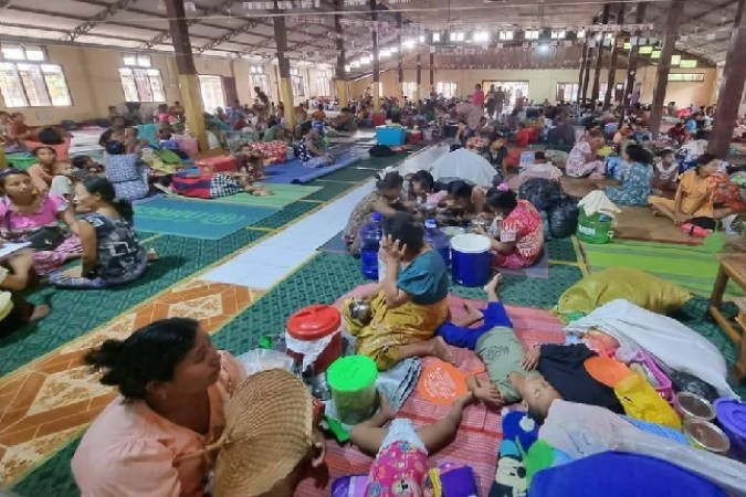 ঘূর্ণিঝড় মোখার প্রভাবে নিরাপদ আশ্রয়ে রাখাইনের লক্ষাধিক মানুষ