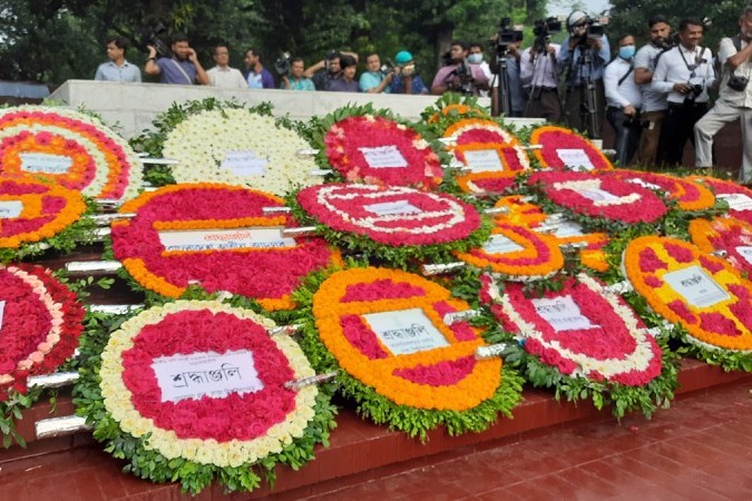 জাতীয় কবির সমাধিতে ফুলেল শ্রদ্ধা