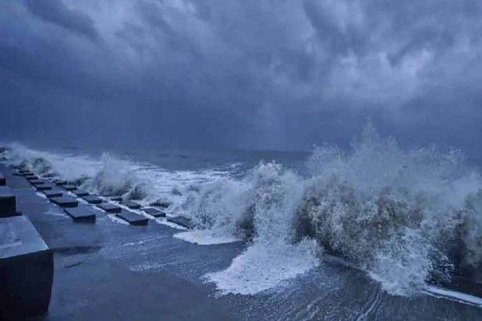 উপকূলের দিকে ধেয়ে আসছে ঘূর্ণিঝড়