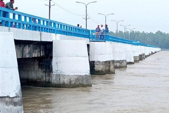 বাড়ছে তিস্তার পানি খুলে দেওয়া হয়েছে ৪৪ গেট