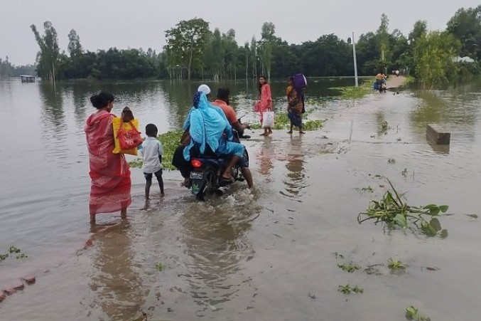 কুড়িগ্রামে পানির নিচে গ্রামীণ সড়ক