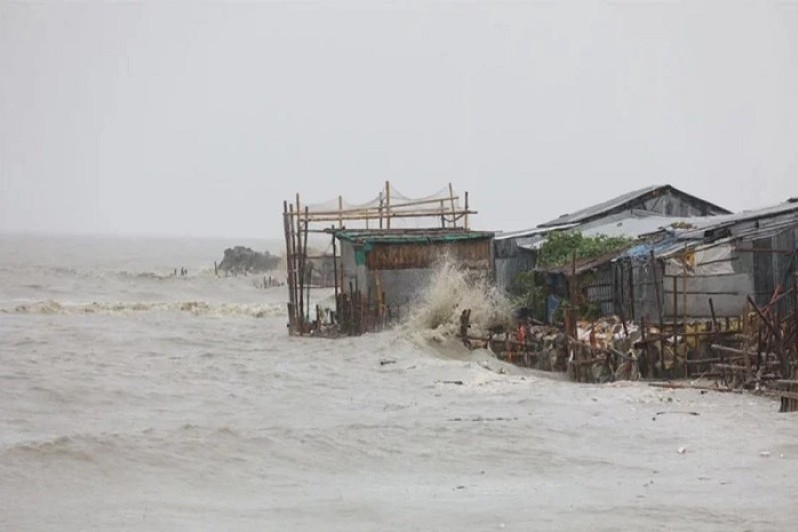 উপকূলে আঘাত হানল ঘূর্ণিঝড় রেমাল