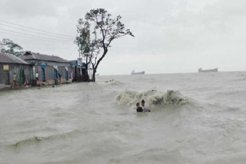 দুর্বল হয়েছে ঘূর্ণিঝড় রেমাল নামলো মহাবিপদ সংকেত