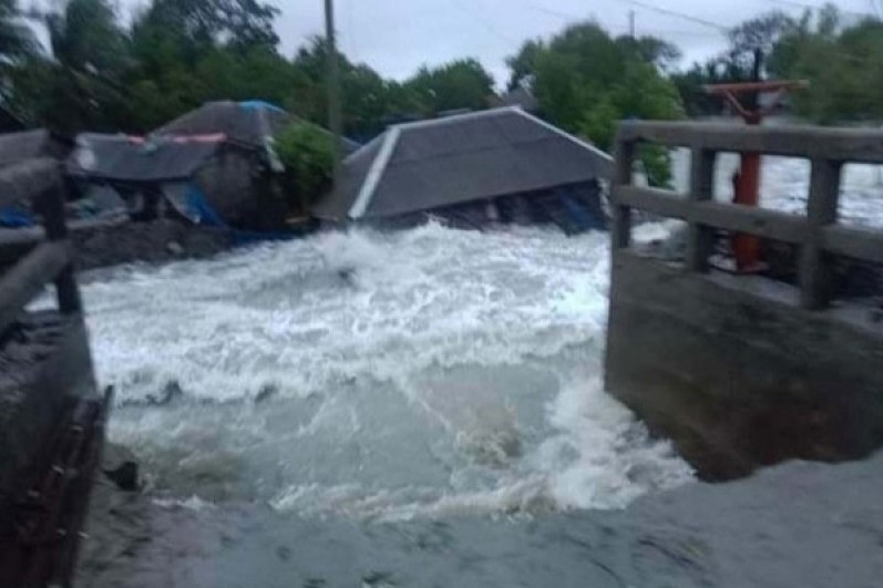 ঘূর্ণিঝড় রেমালের তাণ্ডবে লণ্ডভণ্ড উপকূল ঢাকায় বৃষ্টি