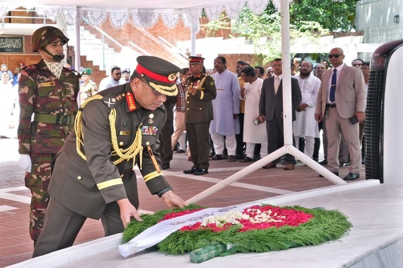 জাতির পিতার সমাধিতে সেনাবাহিনী প্রধানের পুষ্পস্তবক অর্পণ