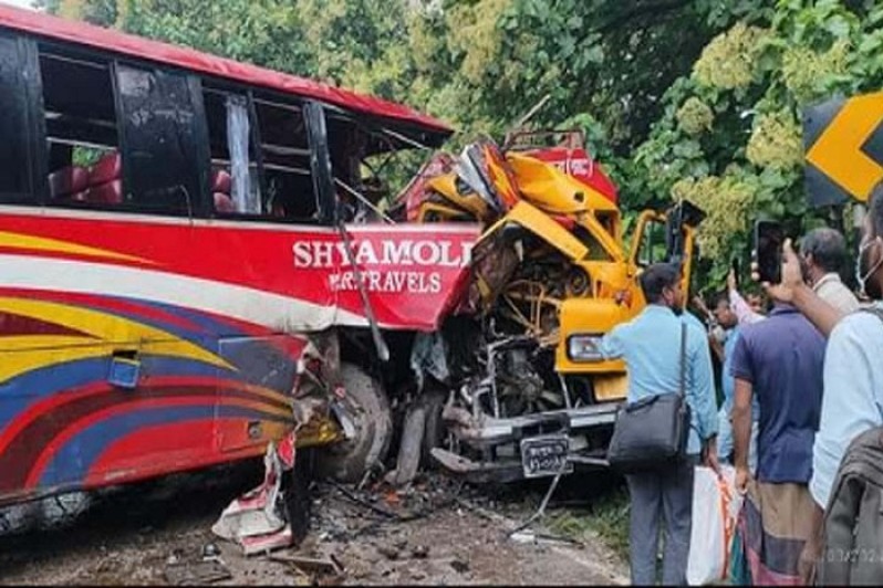 ঠাকুরগাঁওয়ে বাস-তেলবাহী ট্যাংকার সংঘর্ষে নিহত ২