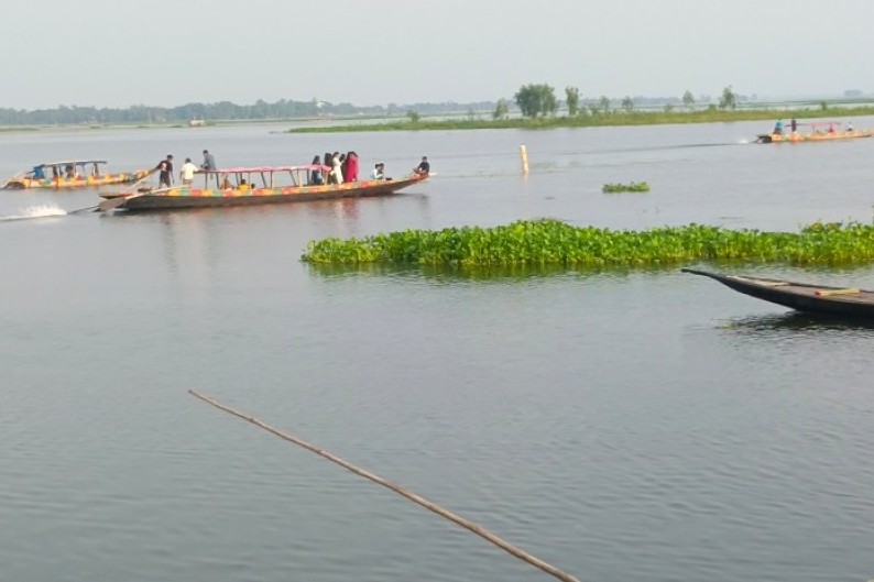 নওগাঁর মিনি কক্সবাজার খ্যাত হাঁসাইগাড়ী বিলে হাজারো দর্শনার্থীর ভীড়