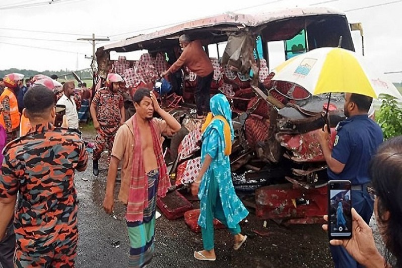 মানিকগঞ্জে বাস-ট্রাক সংঘর্ষ ৩ নারী গার্মেন্টসকর্মী নিহত