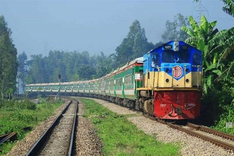 চলন্ত ট্রেন থেকে ছিটকে পড়ে কলেজছাত্র নিহত