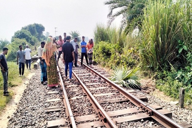 মীরসরাইয়ে  ট্রেনে কাটা পড়ে যুবক-যুবতীর মৃত্যু