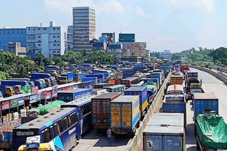 ঢাকা-চট্টগ্রাম মহাসড়কে দীর্ঘ যানজট