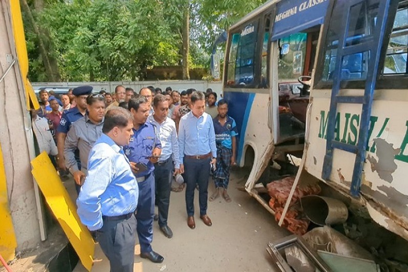 লক্ষ্মীপুরে বাসে গ্যাস সিলিন্ডার বিস্ফোরণে ৩ জনের মৃত্যুর ঘটনায় তদন্ত কমিটি