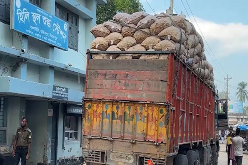 হিলি বন্দর দিয়ে একদিনেই ঢুকলো ১১শ’ টন পেঁয়াজ