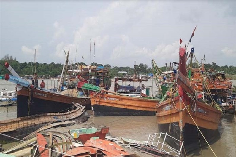 বাংলাদেশের জলসীমায় ৩ ট্রলারসহ ৪৮ভারতীয় জেলে আটক