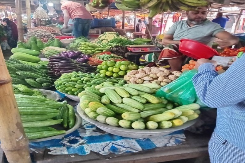 মুন্সীগঞ্জের বাজারে শাক সবজির  দাম কমছে