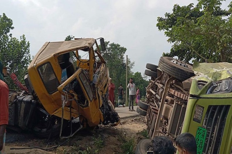 কুমিল্লায় সড়ক দুর্ঘটনায় আহত ৩০