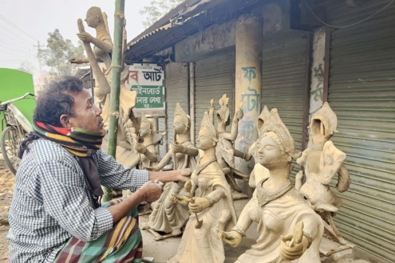 দিনাজপুর শহরের পাঁচ শতাধিক মন্ডপে চলছে পূজার আয়োজন প্রয়োজনীয় নিরাপত্তা দিতে প্রস্তত পুলিশ