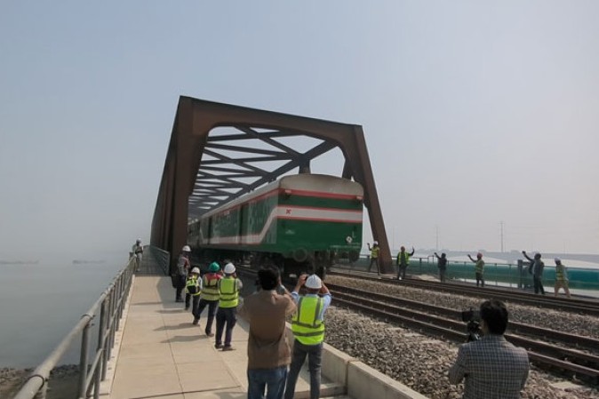 যমুনা রেল সেতুতে চলছে বাণিজ্যিক যাত্রীবাহী ট্রেন