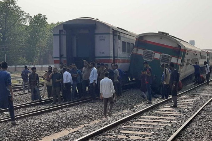 রাজশাহী স্টেশনে দুই ট্রেনে সংঘর্ষ তিনটি বগি লাইনচ্যুত