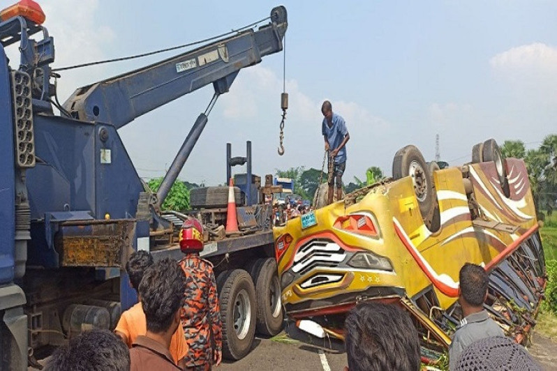 ফরিদপুরে সড়ক দুর্ঘটনায় দুই যাত্রী নিহত : আহত অন্তত ২০