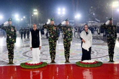 কেন্দ্রীয় শহীদ মিনারে রাষ্ট্রপতি ও প্রধানমন্ত্রীর শ্রদ্ধা নিবেদন