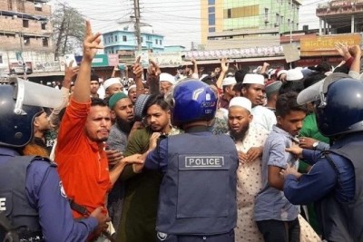 পুলিশ-মুসল্লি সংঘর্ষে ২ জন নিহত