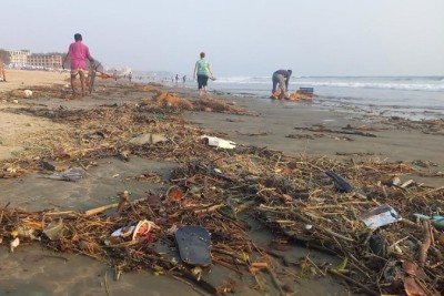 কক্সবাজার সৈকতে বর্জ্যের ঢল