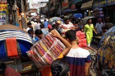 ঈদ সামনে রেখে চাঙ্গা ইসলামপুর পাইকারি কাপড়ের বাজার