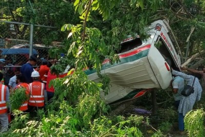 পদ্মা সেতুতে নিয়ন্ত্রণ হারিয়ে উল্টে গেল অ্যাম্বুলেন্স