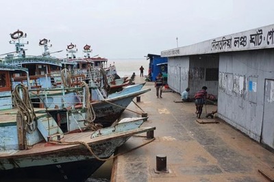 যাত্রী সংকটে ভুগছে দৌলতদিয়া-পাটুরিয়া লঞ্চঘাট