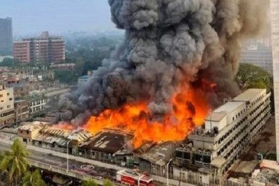 বঙ্গবাজারে ক্ষতিগ্রস্ত ৪২০০ আগুন সিগারেট বা কয়েল থেকে