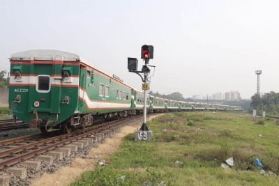 ৩১৭ যাত্রী নিয়ে ঢাকা ছাড়ল ‘সোনার বাংলা স্পেশাল’