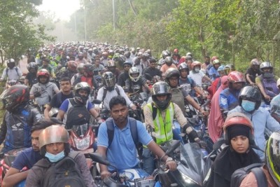 বঙ্গবন্ধু সেতু টোলপ্লাজায় মোটরসাইকেলের দীর্ঘ লাইন