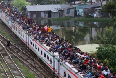 ট্রেনের ছাদে মানুষ