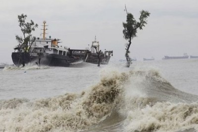 উপকূলীয় এলাকায় ১০-২০ ফুট উচ্চতার জলোচ্ছ্বাসের আশঙ্কা