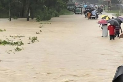 কক্সবাজারে ভারী বর্ষণে জলাবদ্ধতা পাহাড়ধস আটকা পড়েছে সহস্রাধিক পর্যটক